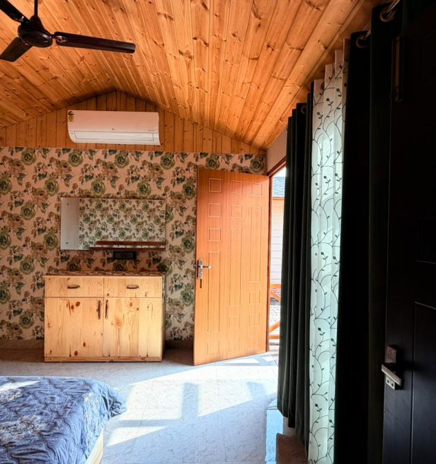 Jasmine Super Deluxe Jacuzzi Cottage (17)